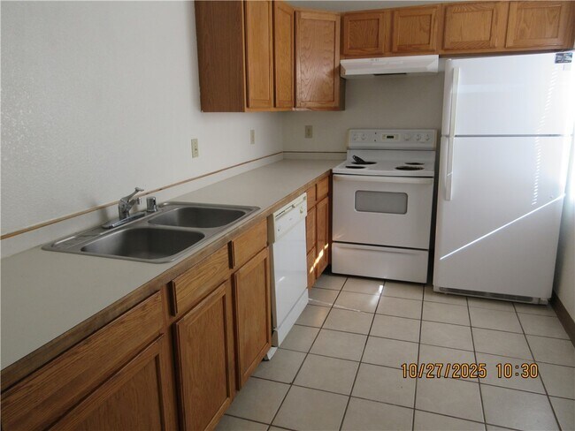 Building Photo - 1403 E Andy Devine Ave