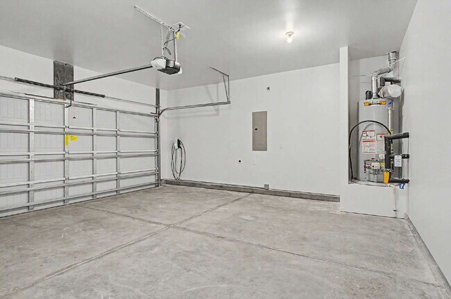 Building Photo - Spacious 4-Bedroom Home w/ Loft