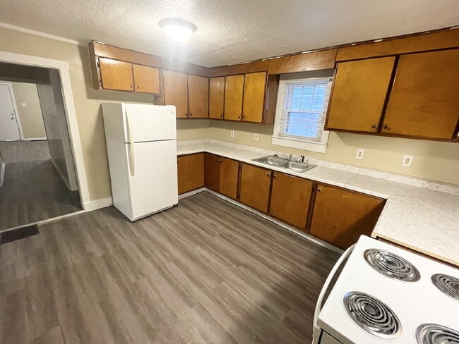 Building Photo - 4 Bedroom With 1.5 car garage/workshop combo (has electricity)