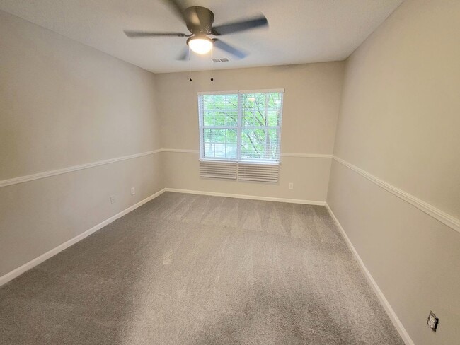 Building Photo - Townhome in University Area; Master on Main!