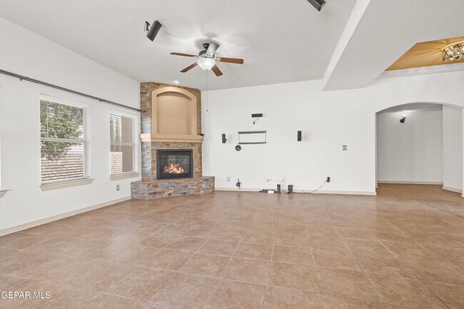 Building Photo - 5729 Valley Oak Dr