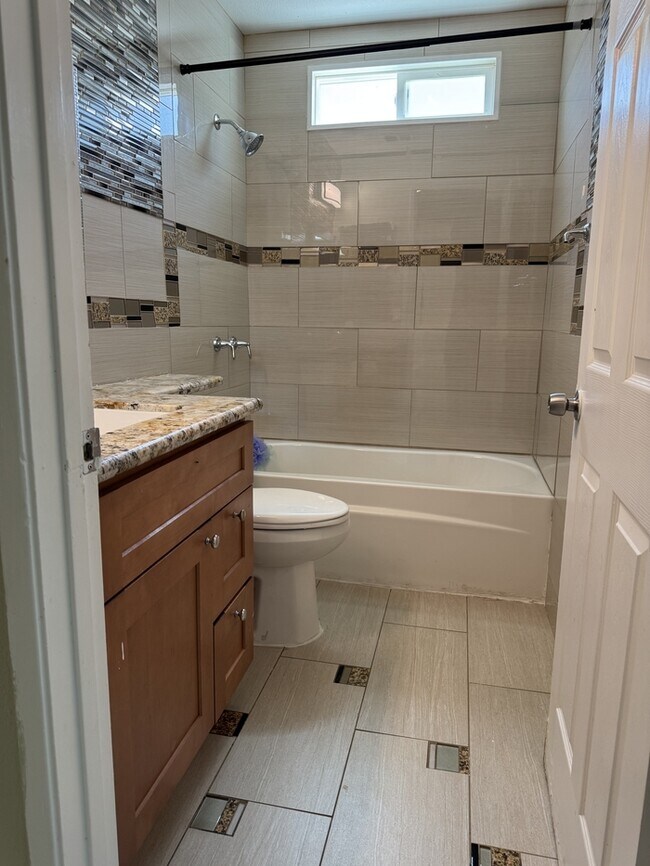 Building Photo - Tracy 4 Bedroom 2 Bathroom Home with a pool