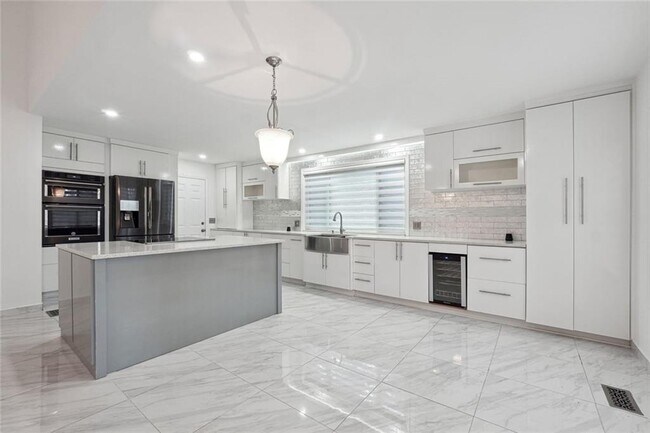 Building Photo - 3149 Lakeview Pkwy