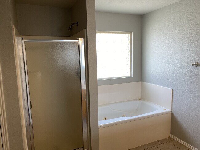 Building Photo - 4902 Hawthorne Way