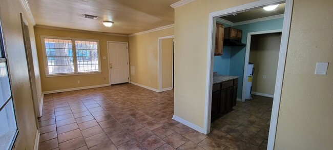 Building Photo - Nice 3 bedroom/1 bath home with Central Ai...