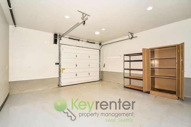 Building Photo - Executive Style 5 Bedroom with Garage and Outdoor Space