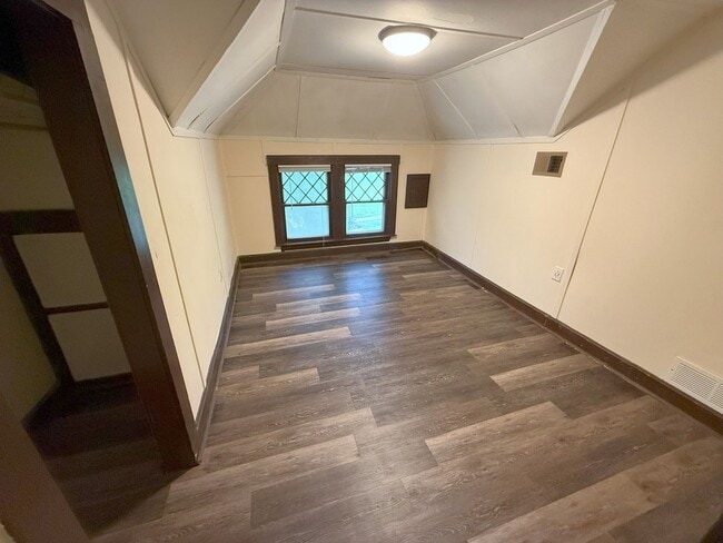 Building Photo - 147 Lathrop St