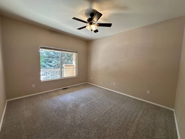 Building Photo - 2 Bed, 2 Bath in Courtyard Estates!