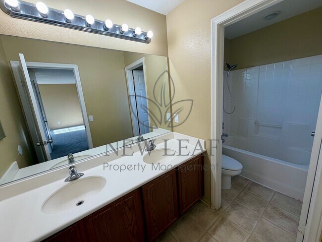 Building Photo - 4 bedroom 3bath 3 car garage in Victorville