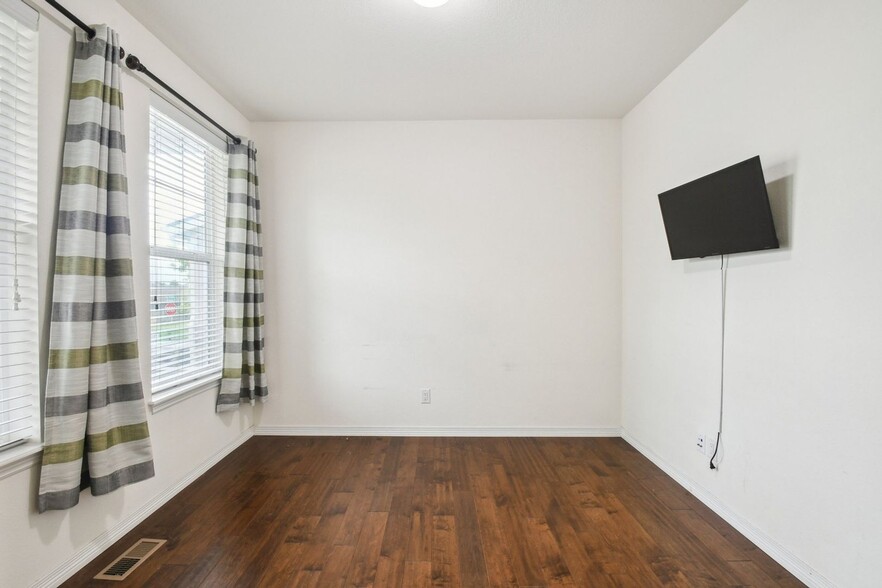 Building Photo - 8910 Azalea Ct
