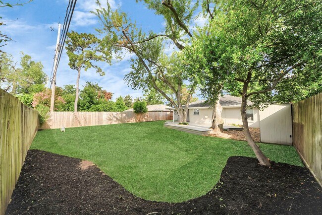 Building Photo - 2215 Gardenia Dr
