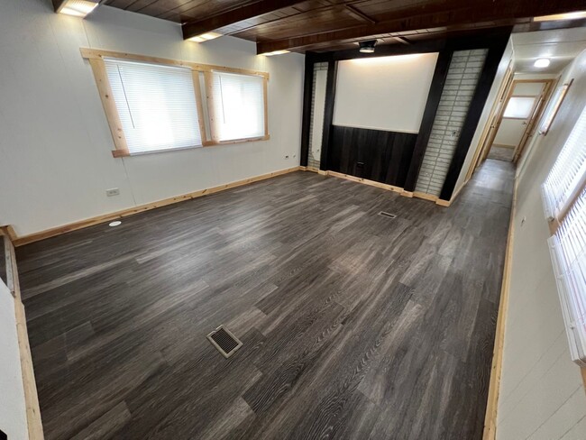Building Photo - 2 Bedroom 1 Bath Updated Mobile Home in A ...