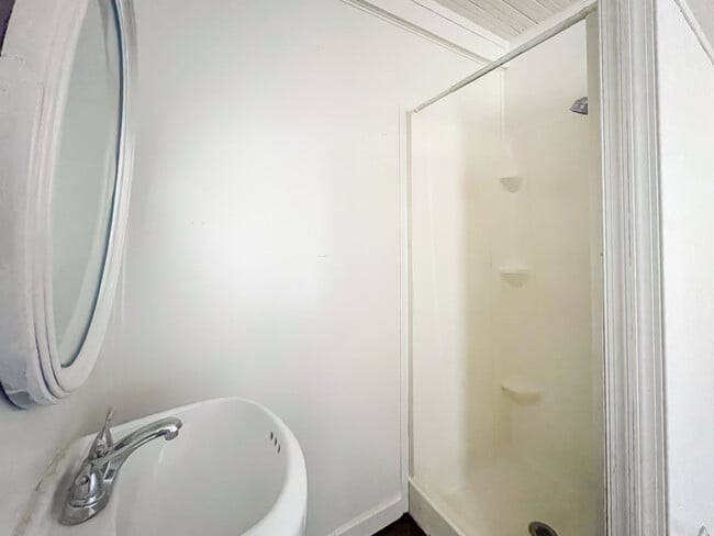 Building Photo - 142 Windsor Ave