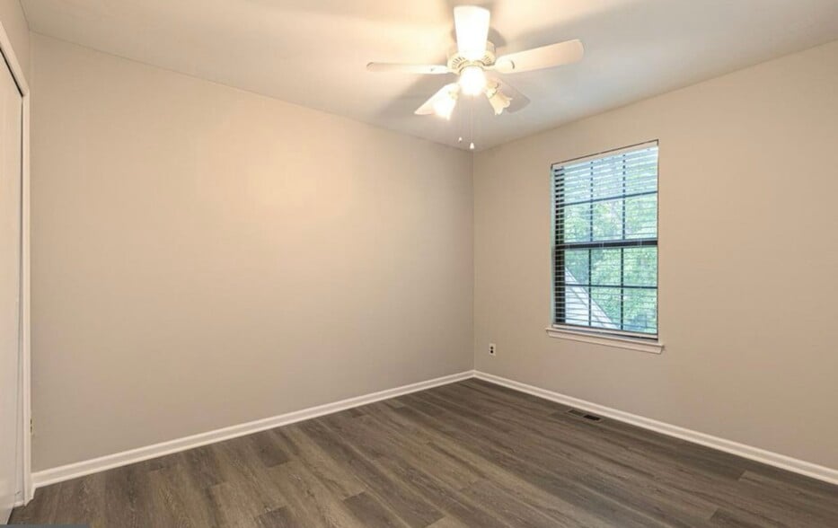 Building Photo - 8 Regent Ct