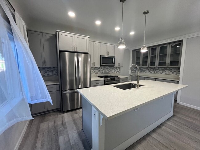 Building Photo - 8180001/85