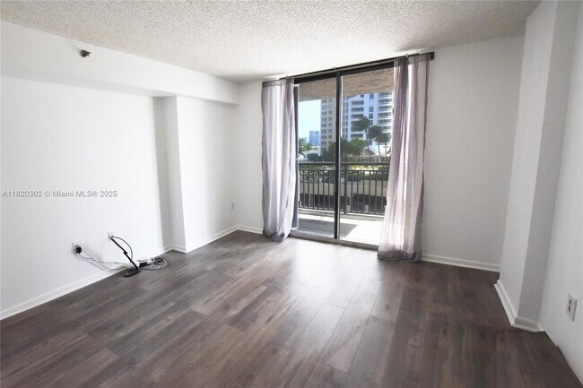 Building Photo - 540 Brickell Key Dr