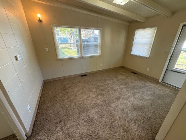 Building Photo - 304 8th Ave