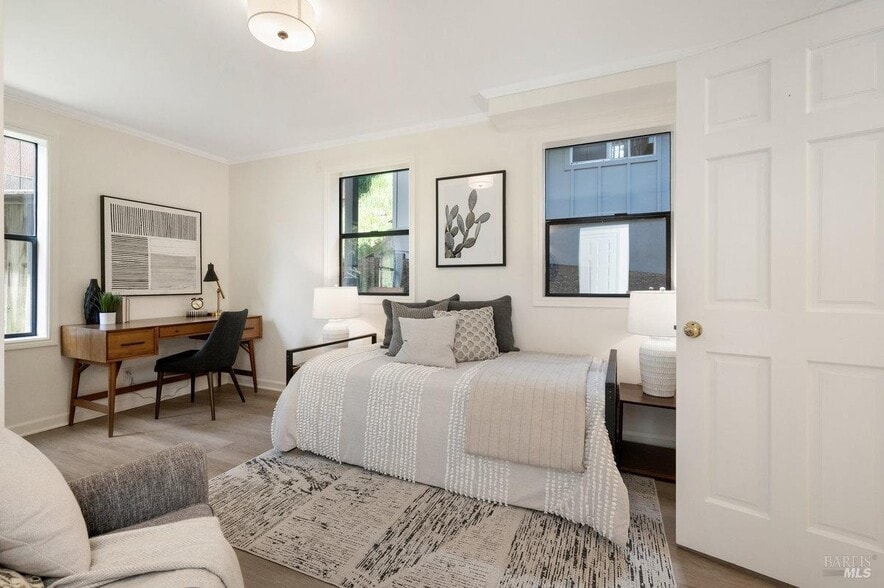 Downstairs bed 1 bath en suite - 19 Savannah Ave