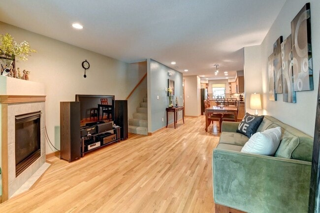 Building Photo - Immaculate Townhome with Private Patio!
