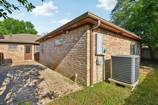 Building Photo - 1006 Glacier Hill Dr