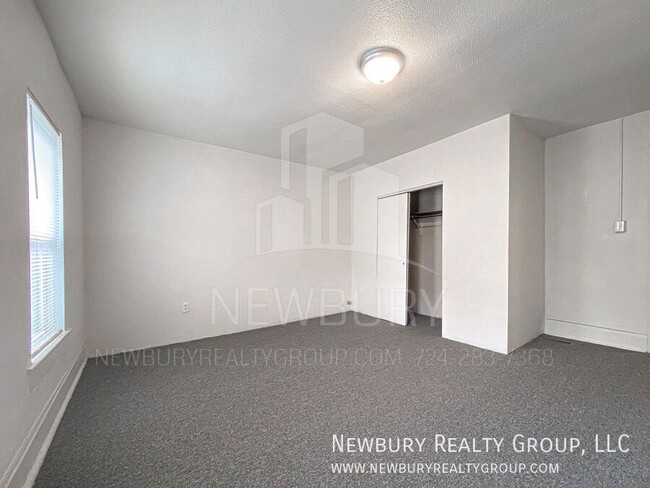 Building Photo - Spacious & Updated 2-Bedroom Row Home – Mo...