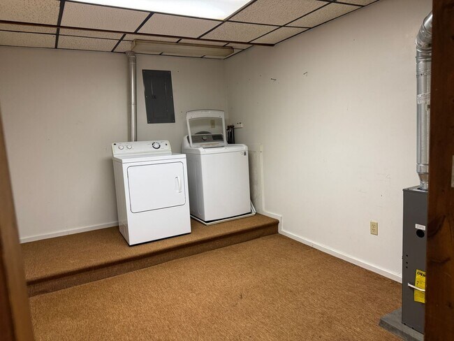 Building Photo - 300 Seneca Ln