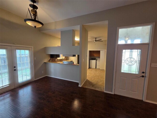 Building Photo - 3001 Rochelle Dr