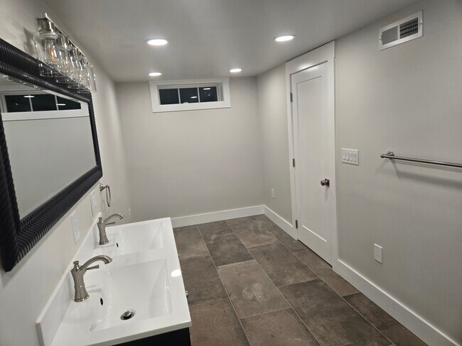 Building Photo - 929 Due W Ave N