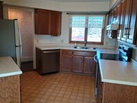 Building Photo - AVAILABLE 4/01/26 Large 2 Bedroom 1 Bath Main Floor Home