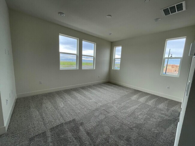 Building Photo - 2297 Daimler St