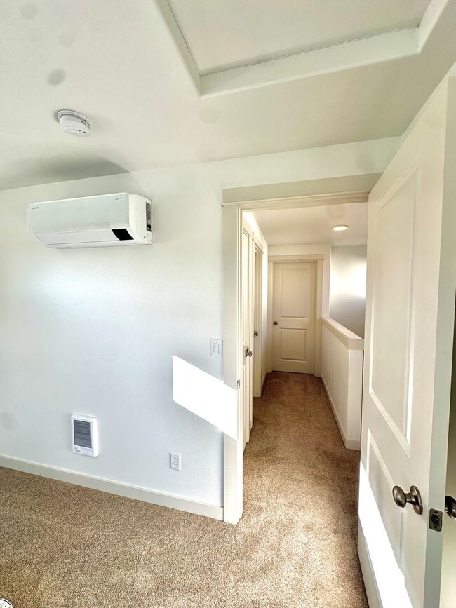 Building Photo - Bright & Modern in NW Redmond