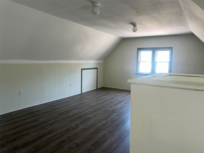 Building Photo - 216 Robinson St