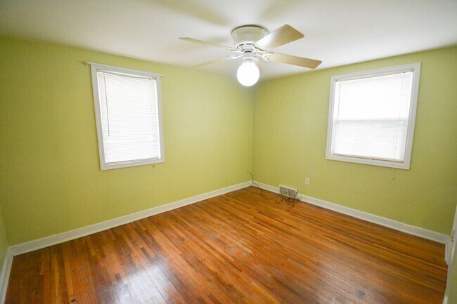 Building Photo - Conveniently located 3 bed 1.5 with Fenced In Yard Available NOW!