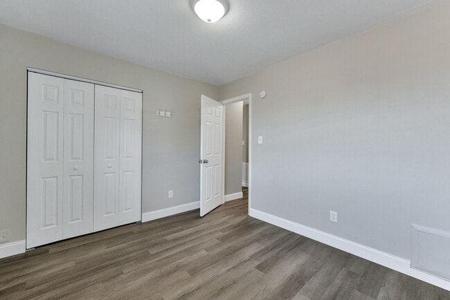 Building Photo - 1400 Riverside Dr