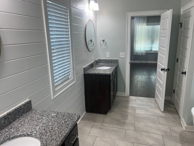 Building Photo - Must See Home In Madison City!