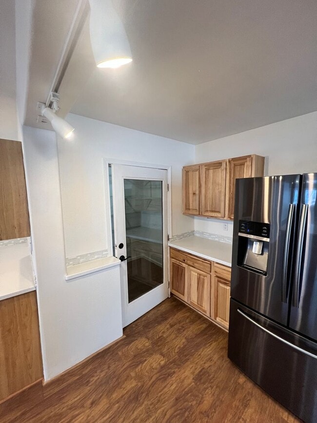Building Photo - Beautiful Large Modern Shome located betwe...