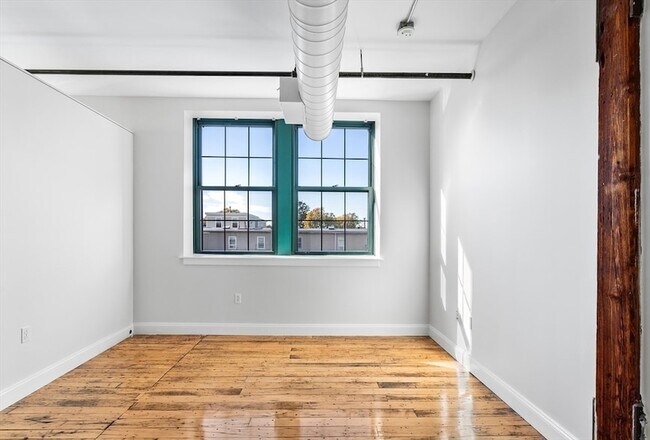 Building Photo - 881 E 1st St