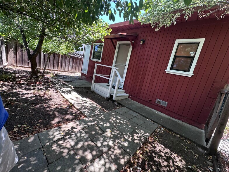 Backyard - 917 Henrietta St