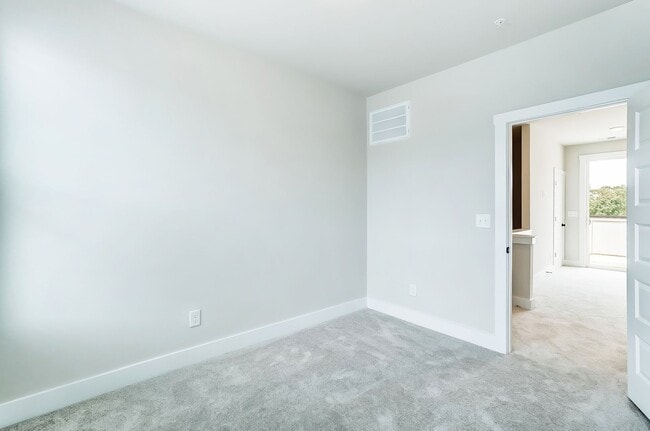 Building Photo - 3 Bedroom Townhome minutes from South End!