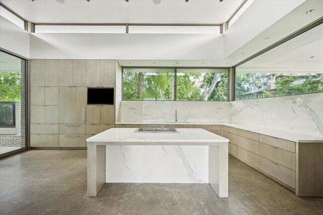 Building Photo - 9 Pinehill Ln