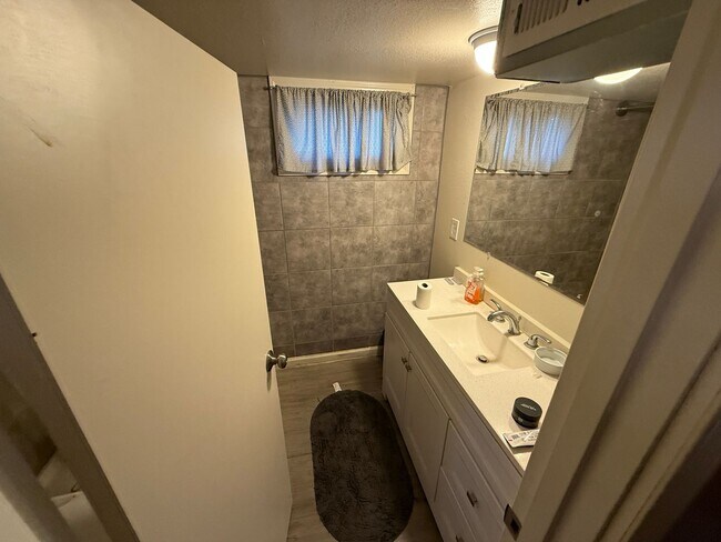Building Photo - 7 bedroom 3.5 bath Game Room