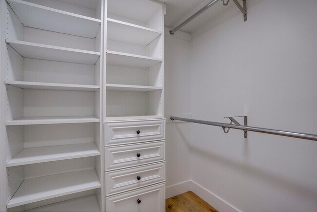 Building Photo - 435 N Oakhurst Dr