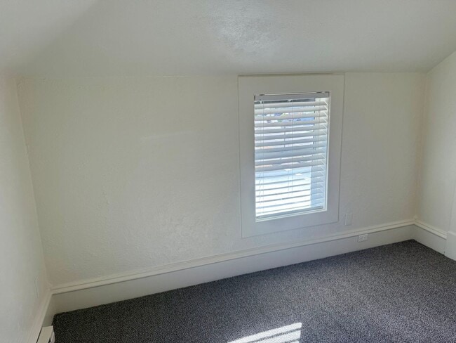 Building Photo - Large renovated 2 bedroom apartment in the heart of Stayton.  Don't miss this opportunity!