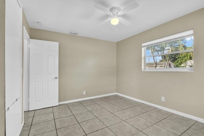 Building Photo - 184 SE 27th Way