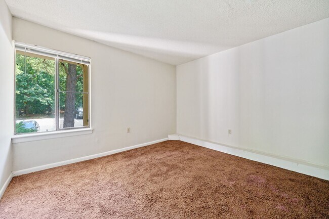 Building Photo - 3 bedroom, 2 bath in Bolinwood!