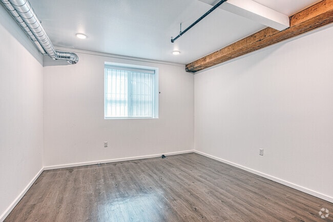 Interior Photo - Annie's Studio's