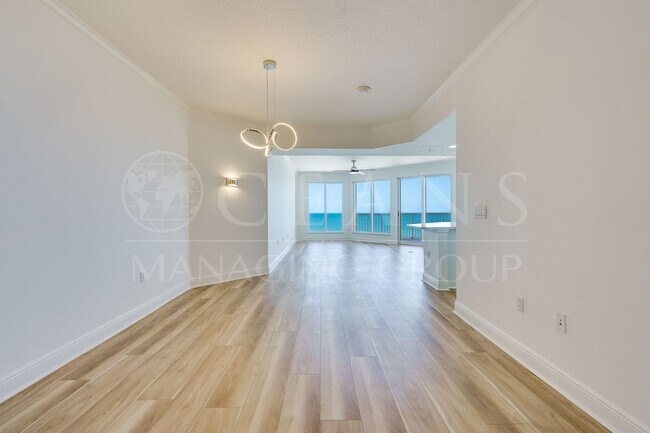 Building Photo - Breathtaking 3 Bedroom Daytona Beach Shore...