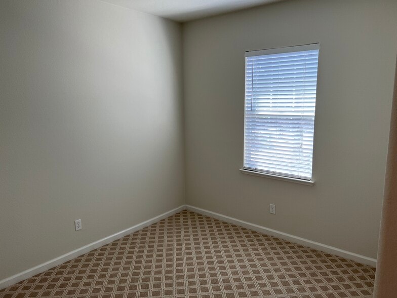 Building Photo - 207 W La Flor Ln