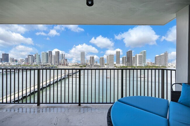 Building Photo - 801 N Venetian Dr