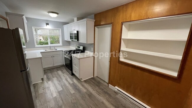 Building Photo - Updated Vintage 2 BD Home on a Spacious Lot - Milwaukie
